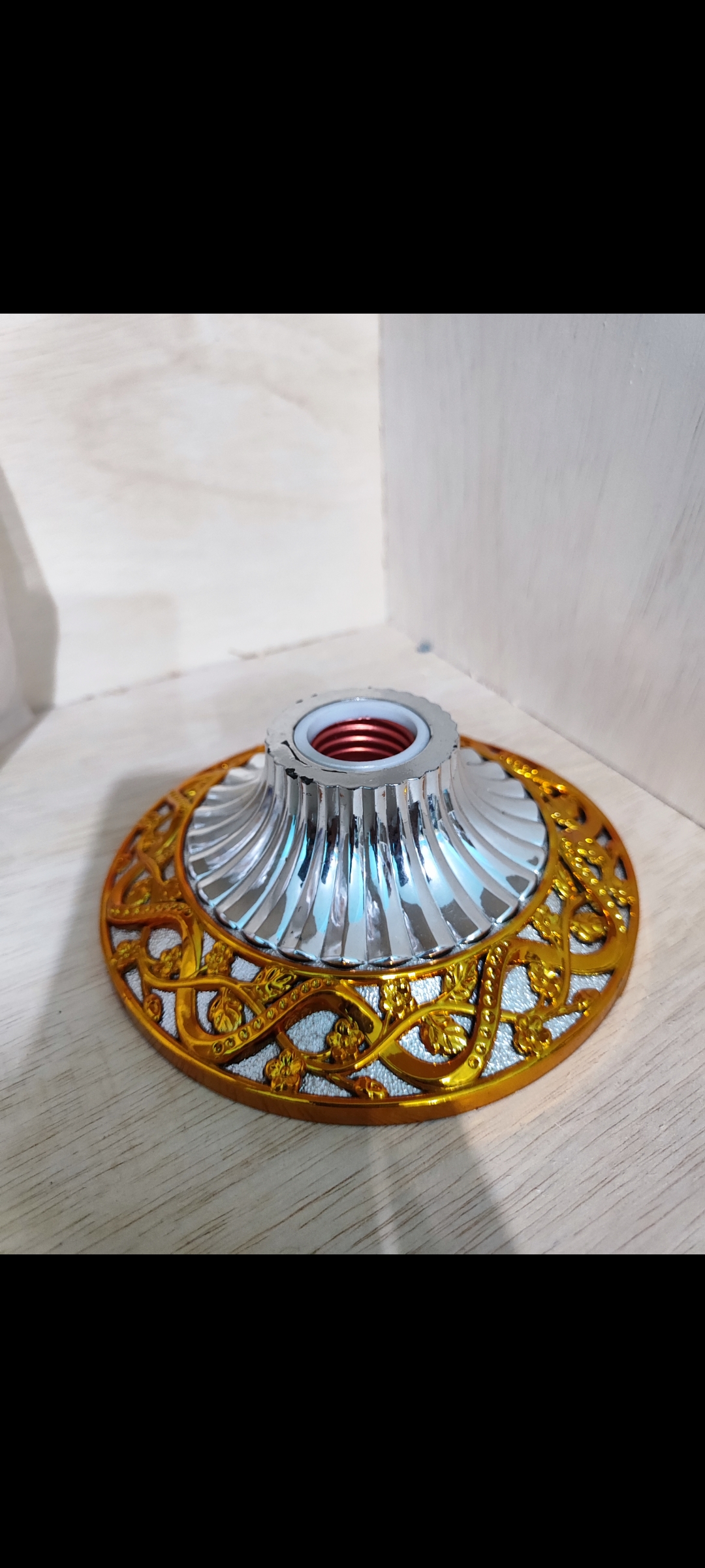 Fitting Lampu Emas